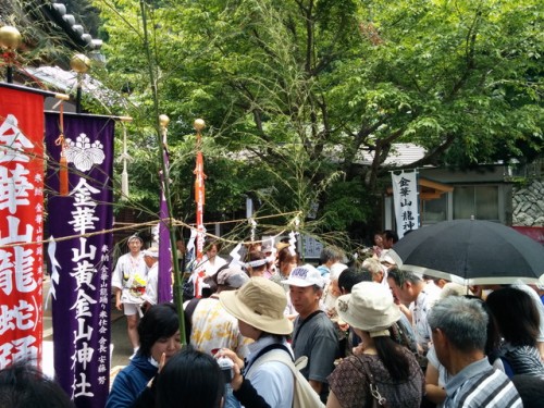 お神酒を頂く様子