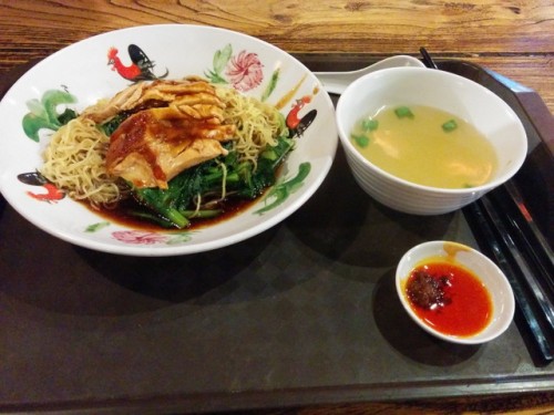 香港料理の麺と肉料理