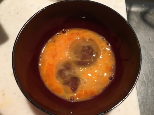 卵を溶いて準備