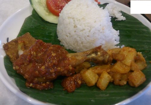ングラライ空港で食事