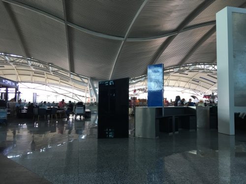 ングラライ国際空港出発フロアの様子