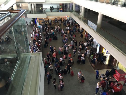 ングラライ国際空港3Fから1Fの様子1