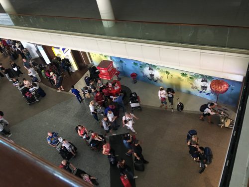 ングラライ国際空港3Fから1Fの様子2