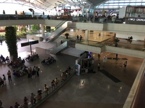 ングラライ国際空港3Fから1Fの様子2