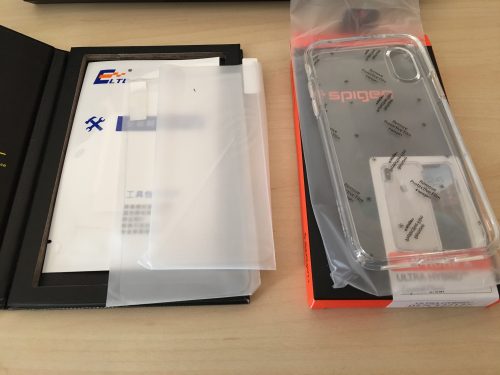 ガラスフィルムとSpigenのケース2