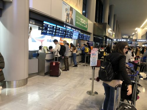 成田空港到着フロアでバスチケット受け取り