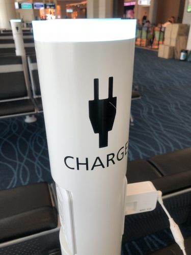 羽田空港制限エリア椅子近くの充電1