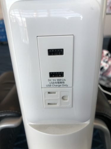 羽田空港制限エリア椅子近くの充電2