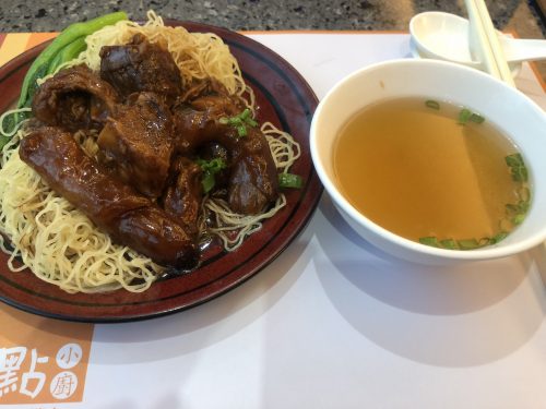 マカオターミナルの中で飲食