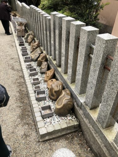 金蛇水神社の左側にある蛇の石