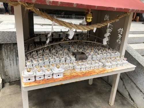 金蛇水神社の左側にある金蛇