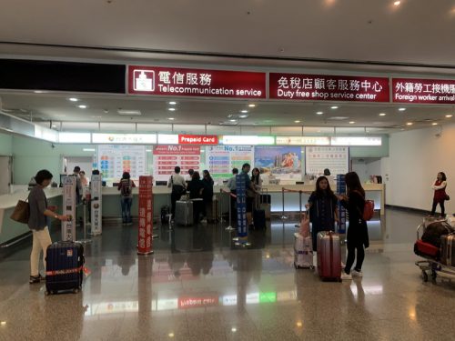 桃園空港第一ターミナルの携帯ショップカウンター